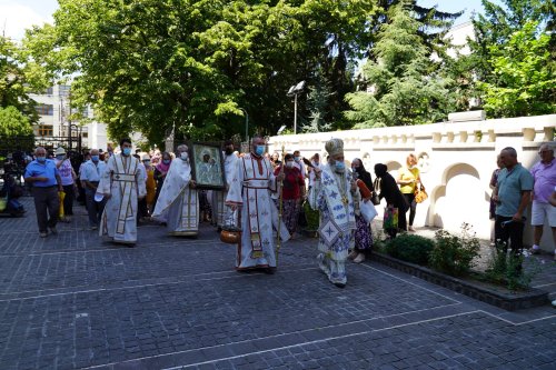 Tradiționala procesiune cu Icoana Maicii Domnului de la Mănăstirea Adam