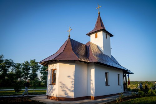 Doi ierarhi au sfințit biserica din cimitirul Parohiei Dealu Mare, Botoșani Poza 179710