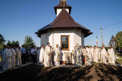 Doi ierarhi au sfințit biserica din cimitirul Parohiei Dealu Mare, Botoșani Poza 179728