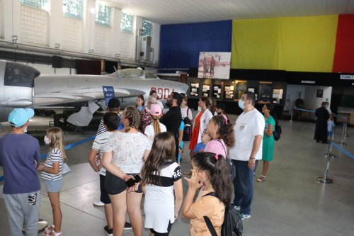 Tur al Muzeului Aviației pentru tineri dintr-o parohie ilfoveană