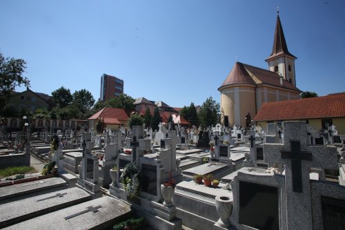 „Cimitirul vlădicilor” de la Biserica „Buna Vestire” din Sibiu Poza 180007