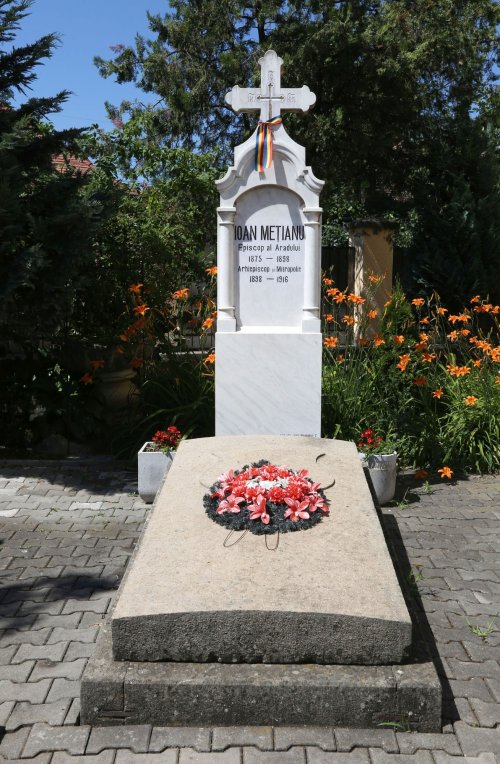 „Cimitirul vlădicilor” de la Biserica „Buna Vestire” din Sibiu Poza 180017