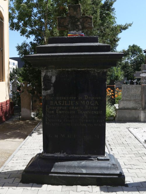 „Cimitirul vlădicilor” de la Biserica „Buna Vestire” din Sibiu Poza 180018