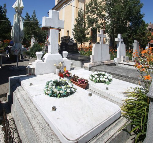 „Cimitirul vlădicilor” de la Biserica „Buna Vestire” din Sibiu Poza 180021
