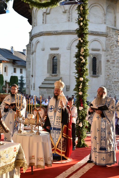 Comuniune și rugăciune la începutul „Serbării de la Putna - 150” Poza 180419