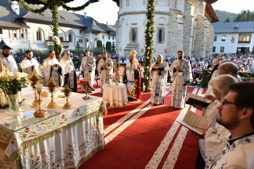 Comuniune și rugăciune la începutul „Serbării de la Putna - 150” Poza 180420