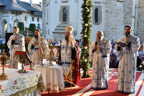 Comuniune și rugăciune la începutul „Serbării de la Putna - 150” Poza 180423