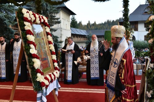 Comuniune și rugăciune la începutul „Serbării de la Putna - 150” Poza 180432