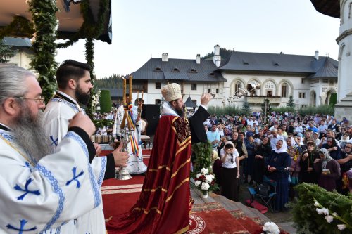 Comuniune și rugăciune la începutul „Serbării de la Putna - 150” Poza 180433