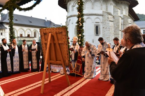 Comuniune și rugăciune la începutul „Serbării de la Putna - 150” Poza 180436