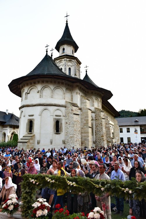 Comuniune și rugăciune la începutul „Serbării de la Putna - 150” Poza 180437