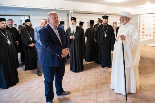 Patriarhul României a vizitat expoziția „Serbarea de la Putna - 150” Poza 180441
