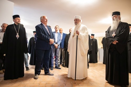 Patriarhul României a vizitat expoziția „Serbarea de la Putna - 150” Poza 180443