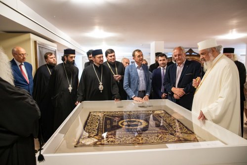 Patriarhul României a vizitat expoziția „Serbarea de la Putna - 150” Poza 180445