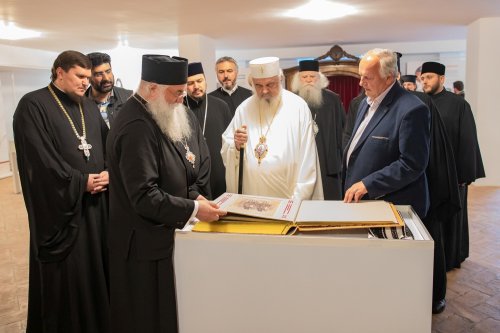 Patriarhul României a vizitat expoziția „Serbarea de la Putna - 150” Poza 180447