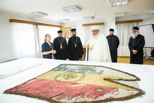 Patriarhul României a vizitat expoziția „Serbarea de la Putna - 150” Poza 180450