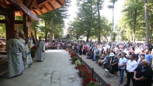 Sărbătoare la Mănăstirea Brâncoveanu de la Sâmbăta de Sus Poza 180547