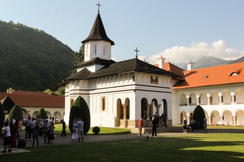 Sărbătoare la Mănăstirea Brâncoveanu de la Sâmbăta de Sus Poza 180553