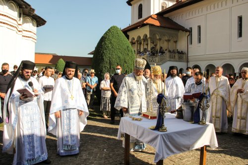 Sărbătoare la Mănăstirea Brâncoveanu de la Sâmbăta de Sus Poza 180555