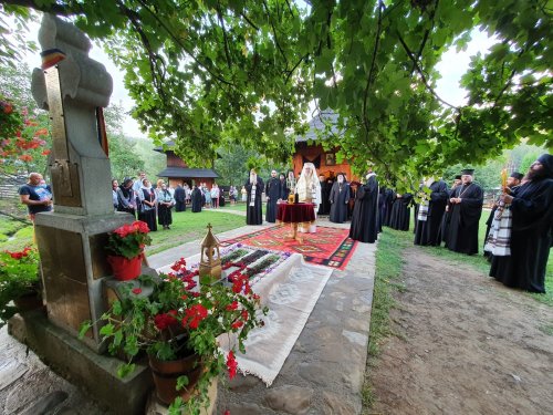 Slujbă de pomenire la mormântul Arhiepiscopului Pimen Poza 180919