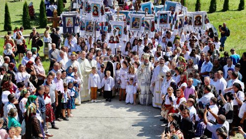 Mii de credincioşi la sărbătoarea Mănăstirii Moisei, Maramureş Poza 181005