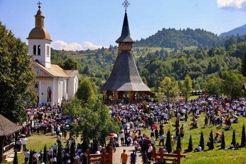 Mii de credincioşi la sărbătoarea Mănăstirii Moisei, Maramureş Poza 181007