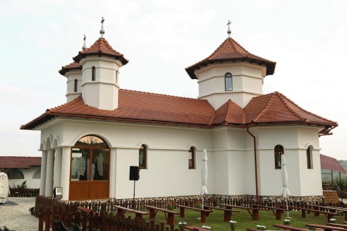 Mănăstirea „Acoperământul Maicii Domnului” din Şura Mare, judeţul Sibiu, a fost sfinţită Poza 181507
