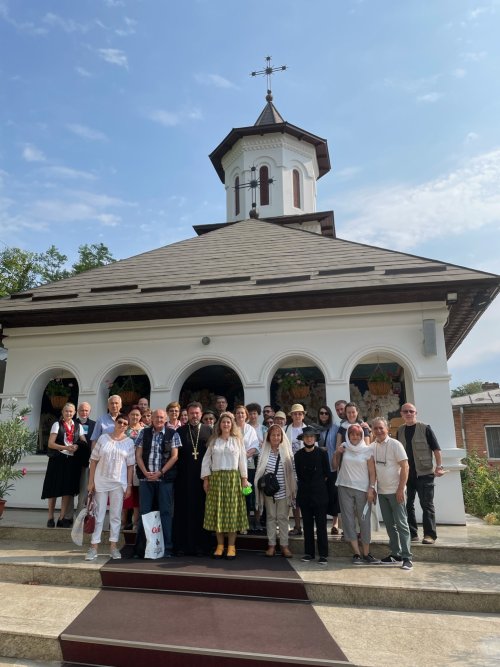 Credincioşi de la o parohie bucureșteană, pelerini în Oltenia Poza 181633