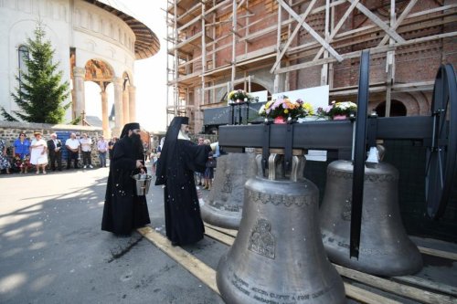 13 clopote ale Mănăstirii Hadâmbu sfințite de Episcopul de Bălți