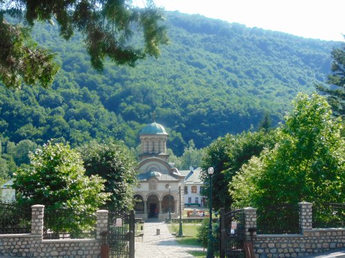 Mănăstirea Cozia, mirific tărâm cu limpezimi de har Poza 181920
