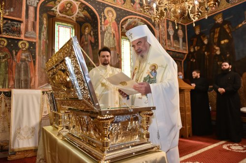 Patriarhul României a sfinţit două racle pentru moaştele Botezătorului Domnului Poza 181975