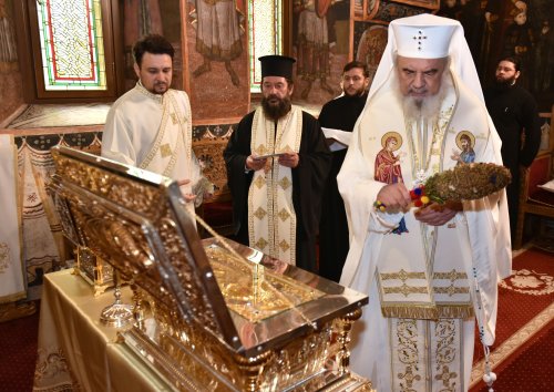 Patriarhul României a sfinţit două racle pentru moaştele Botezătorului Domnului Poza 181978