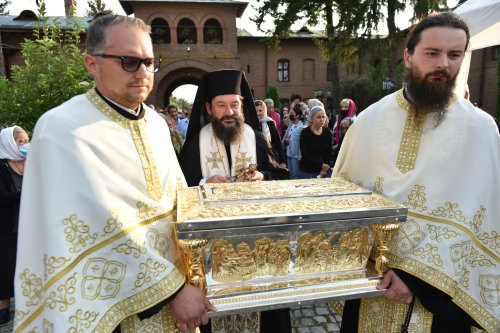 Procesiune la ceas de seară la Mănăstirea Plumbuita din București Poza 182003