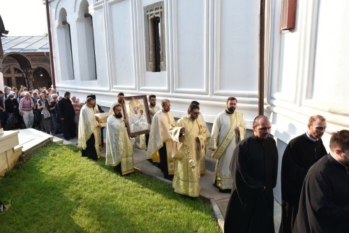 Procesiune la ceas de seară la Mănăstirea Plumbuita din București Poza 182005