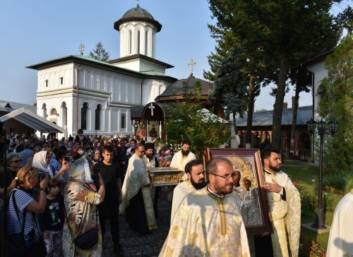 Procesiune la ceas de seară la Mănăstirea Plumbuita din București Poza 182007