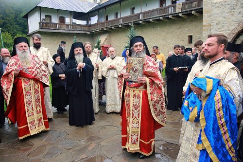 Doi ierarhi au slujit la hramul Mănăstirii Secu Poza 182040