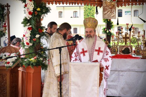 Doi ierarhi au slujit la hramul Mănăstirii Secu Poza 182049