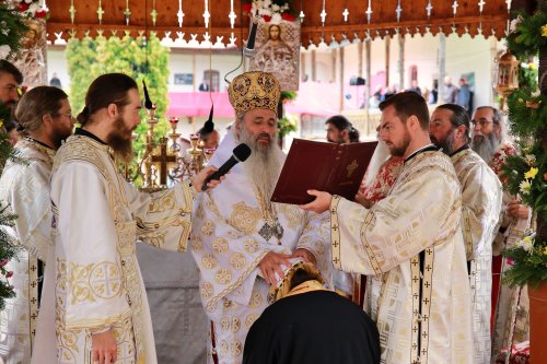 Doi ierarhi au slujit la hramul Mănăstirii Secu Poza 182050