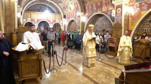 Liturghie arhierească la o veche lavră monahală din Muntenia Poza 182207