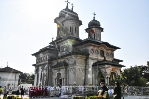 Doi ierarhi au slujit la sărbătoarea unei biserici din Sulina Poza 182295