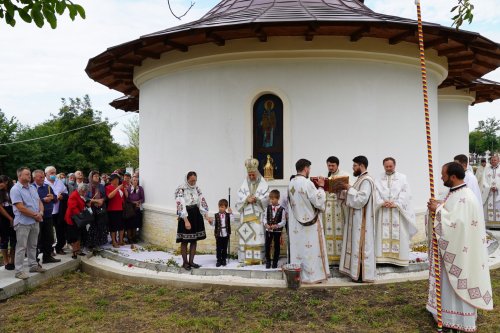 Sfinţirea bisericii din localitatea gălățeană Ciureştii Noi Poza 182291