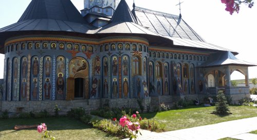 Trei ierarhi vor sfinți mâine frumoasa biserică a Mănăstirii „Alexandru Vlahuță”, Bârlad Poza 182698