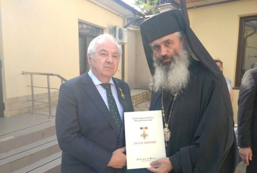 Academicianul Valeriu Matei, gratificat de Episcopul de Bălţi Poza 182675