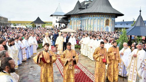 IPS Teofan la sfințirea Mănăstirii „Alexandru Vlahuță”: „Omul nu poate să ierte dacă nu primește putere din Sfânta Liturghie”