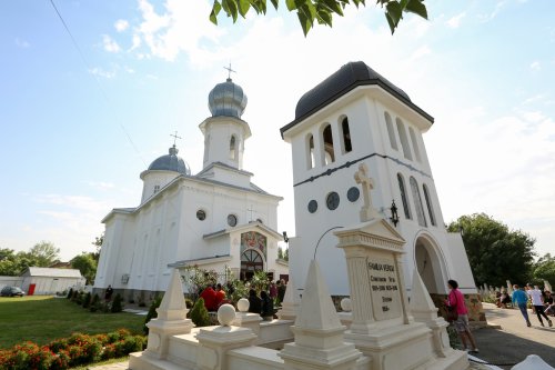 Biserica din localitatea buzoiană Gherăseni a primit veșmântul sfințeniei Poza 182982