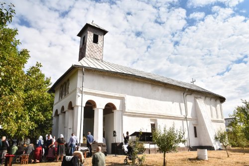 Slujire arhierească într-o biserică istorică din Mehedinți Poza 183145