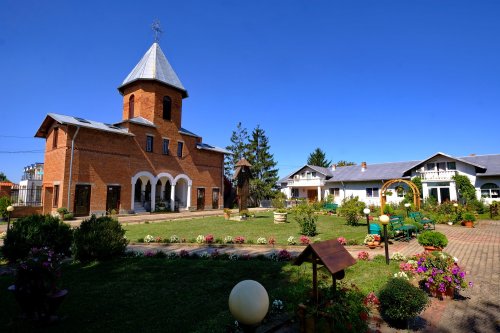 Grădina Maicii Domnului de la Mănăstirea Pissiota Poza 183312