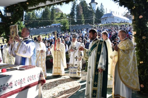 Sărbătoare la mănăstirea de la Piatra Fântânele Poza 183526