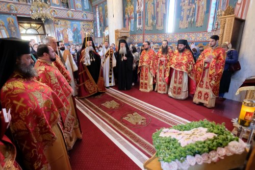 Cinstirea Sfintei Cruci prin Liturghie arhierească la Mănăstirea Caraiman Poza 184105