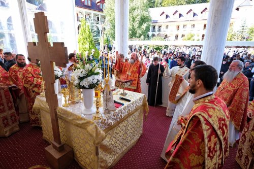 Cinstirea Sfintei Cruci prin Liturghie arhierească la Mănăstirea Caraiman Poza 184109